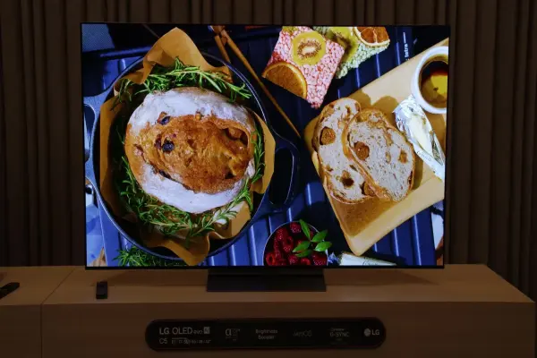 Bạn đã hỏi: TV tốt nhất dưới 1.500 đô la, bạn có cần hai chiếc điều khiển từ xa không?